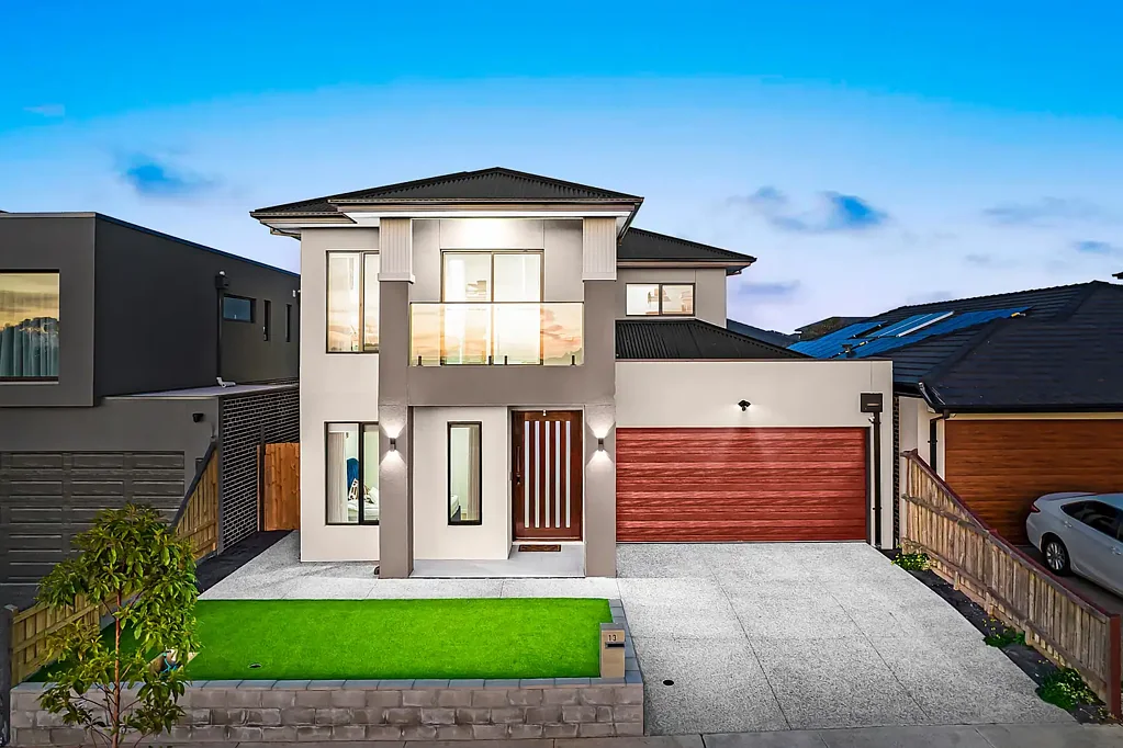 Truganina 5Kwarto Near-New Luxury Custom Build with 5 Bedrooms, 3 Living Zones - Steps to School & Park!!