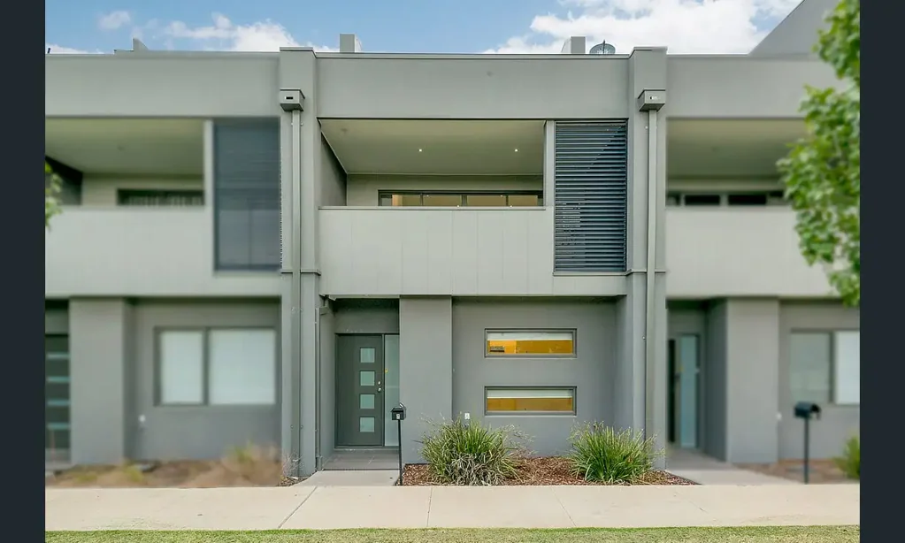 Fully Furnished Three-Story Townhouse - Opposite Central Shopping Centre Craigieburn!!!