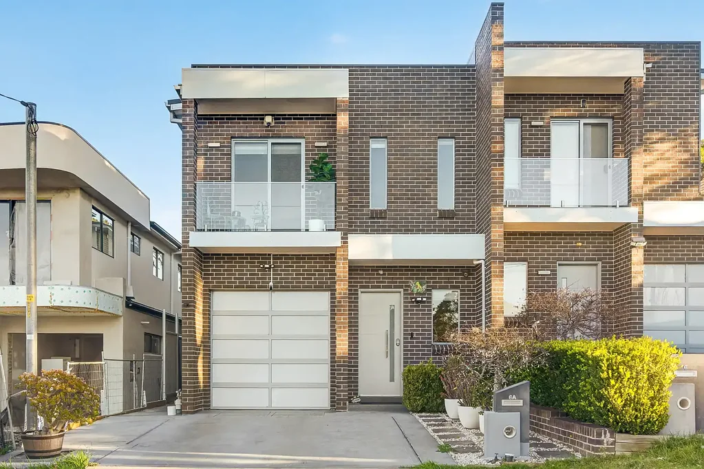 Constitution Hill 5房 现代家庭复式住宅，空间宽敞，风格时尚，功能多样 Contemporary Family Duplex Offering Space, Style and Versatility