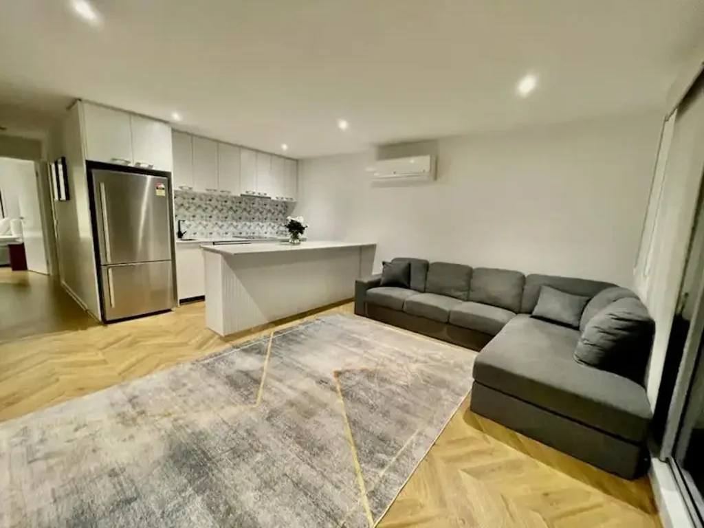 FURNISHED, Spacious 2+2+2 Parking in Leafy St Kilda East