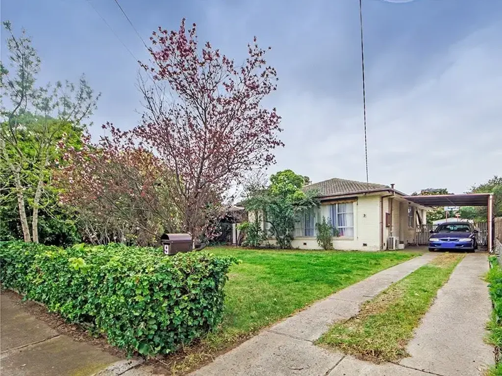 Laverton 3 Bedroom Spacious Living & Big Block - 588m²