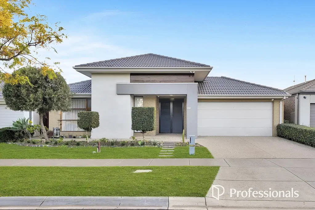 Immaculately Maintained Family Home in a Prime Williams Landing Location