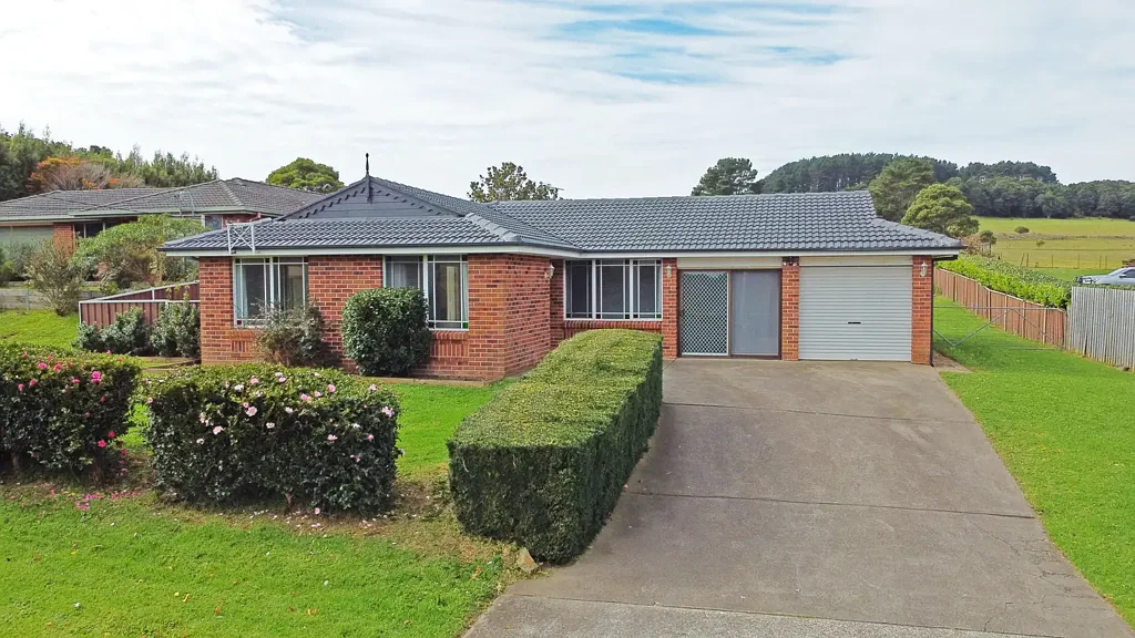 Robertson 4部屋 'ENTRY LEVEL' 4BED 2 BATH HOME ON 2 LOTS + SIDE ACCESS FOR VAN OR TRADIE VEHICLE
