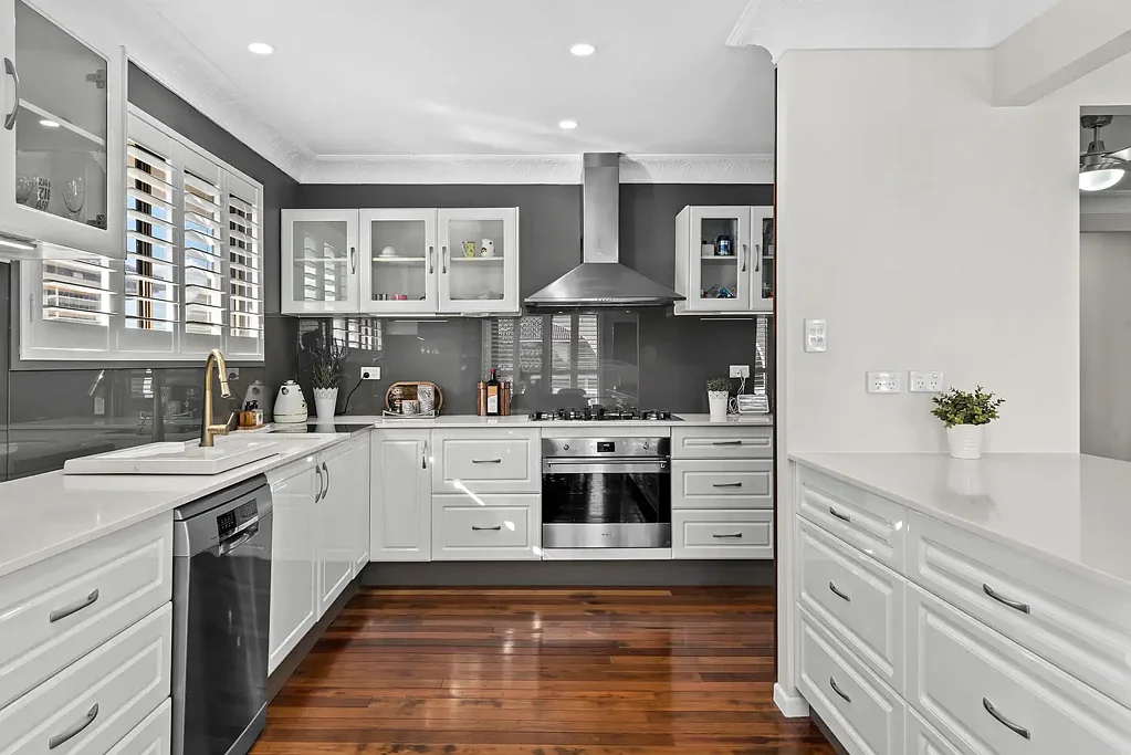 Stafford Heights 6غرفة نوم Beautifully renovated dual occupancy home with over 400m2 of under roof space!