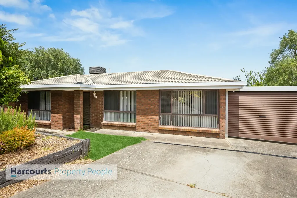 Woodcroft 3房  Nicely presented throughout! Great street appeal, Perfect  investment !