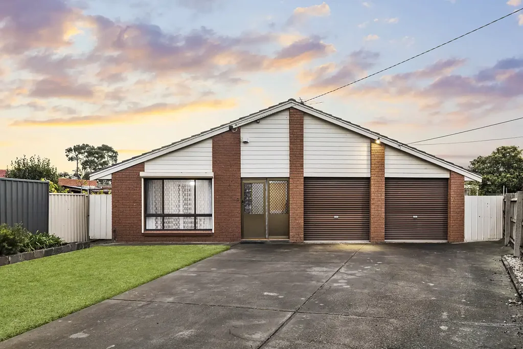Albanvale 3房 Albanvale中心物业 642sqm占地 三卧带套间 主卧私享 低维护后院 双车库便捷 安静庭院位置 生活设施齐全 First Time Offered – Pristine Family Home on 642sqm!