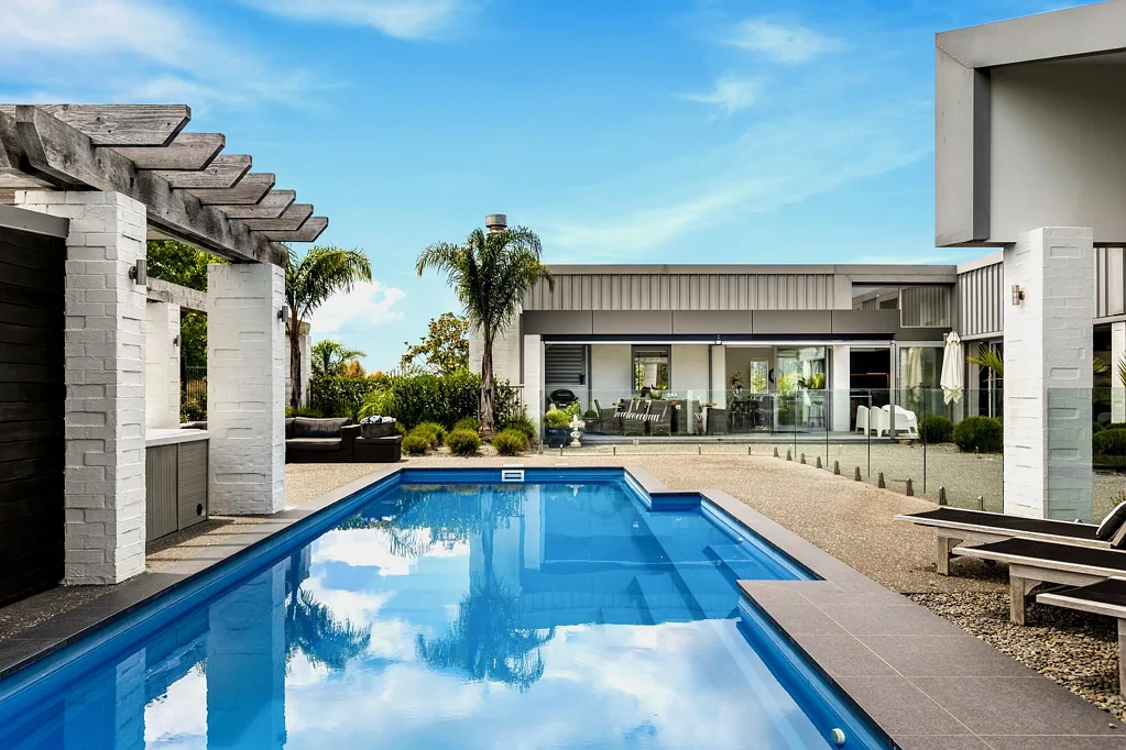Dairy Flat Lux Living, Multiple Garages, 10 minutes to Albany