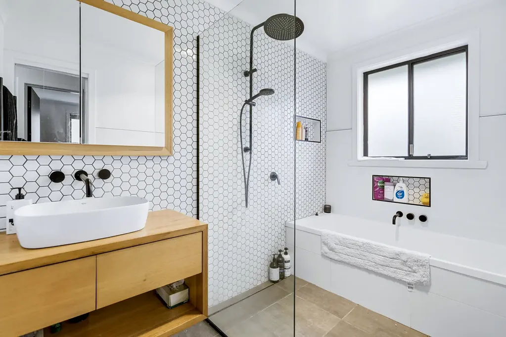 Youngtown 2房  Light filled Home, Low Maintenance with Expansive Garaging and Lifestyle Appeal
