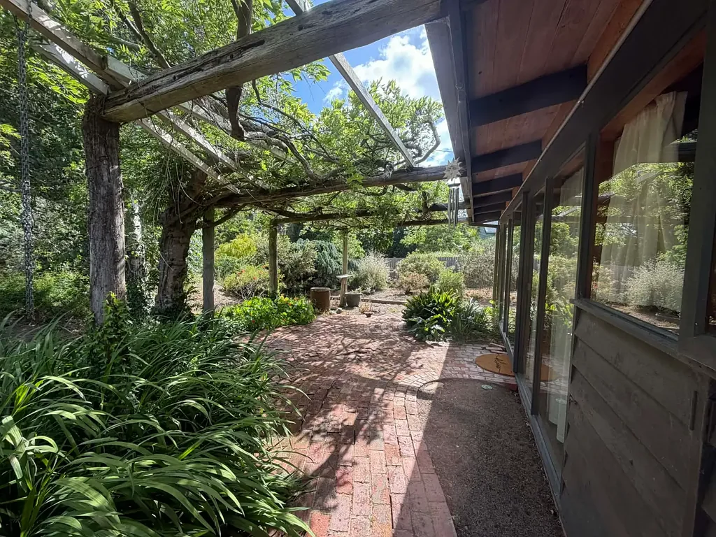 Charming Mudbrick Retreat close to town – 4 Bruce Street