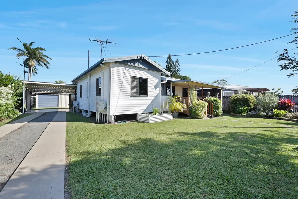 South Mackay 3બેડરૂમ 5 Minutes To Everything & Loaded with Features.