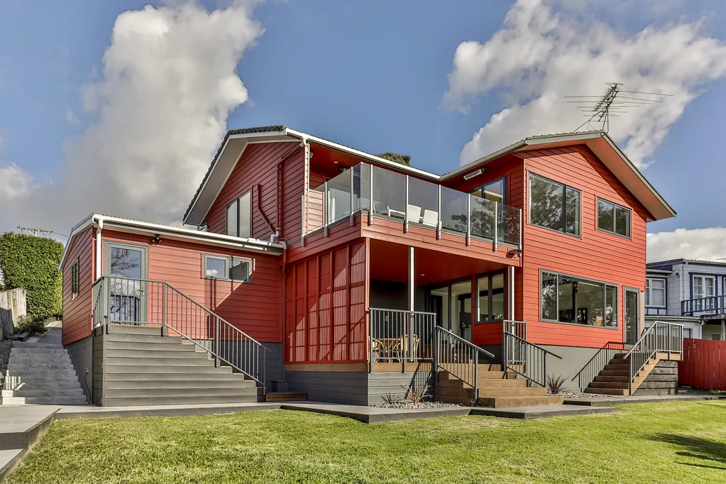 Te Atatu South 3 Slaapkamer Waterfront living with versatility
