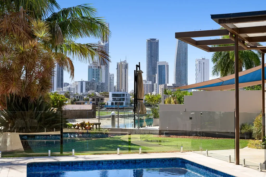 Surfers Paradise 5ห้องนอน Waterfront Architectural Masterpiece with Unrepeatable Features North-to-Water, Frontage & Skyline Views