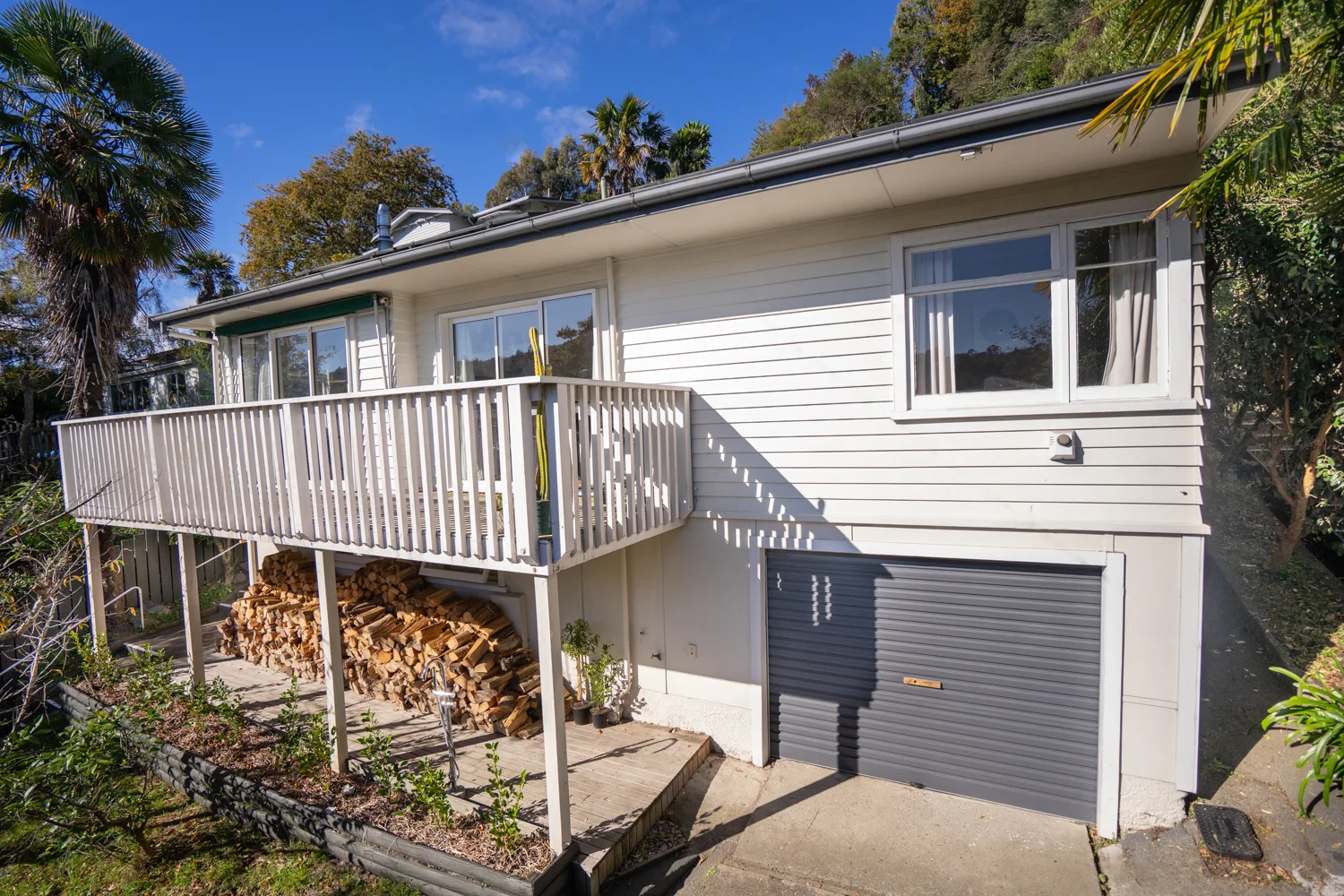 Nelson South 3 Bedroom Brand New roof and vacant! Has to go!