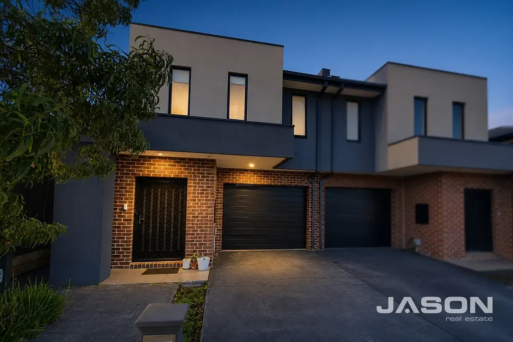 Modern Townhouse In the Heart of Roxburgh Park
