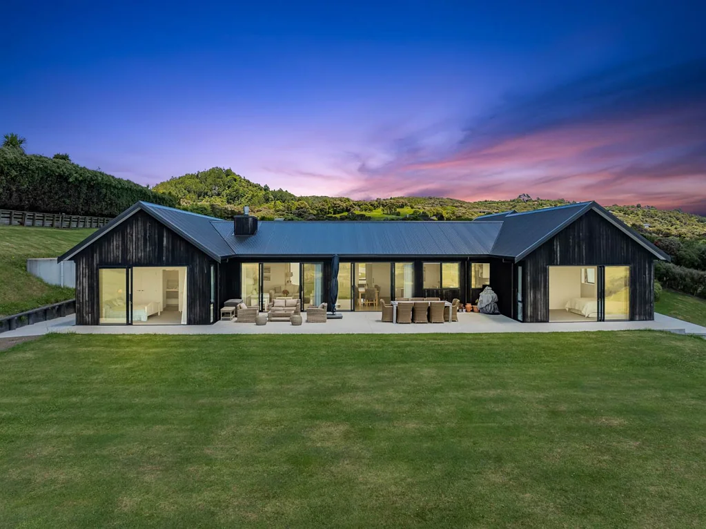 Waipu 4Kwarto Coastal Elegance with Unmatched Ocean Views