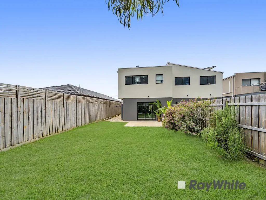 Cranbourne East 4कमरा Modern Family Home with Multiple Living Areas, Only 4 Years Young!