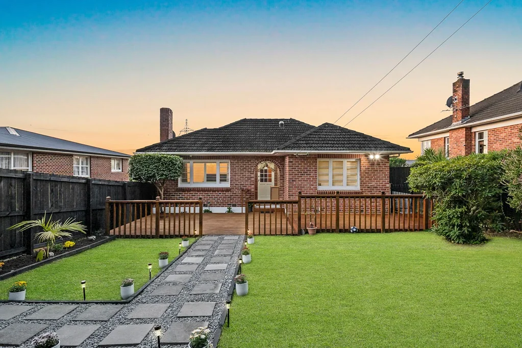 Blockhouse Bay 2ਬੈੱਡਰੂਮ Sunny Classic with Big Deck, Garden & Garage!