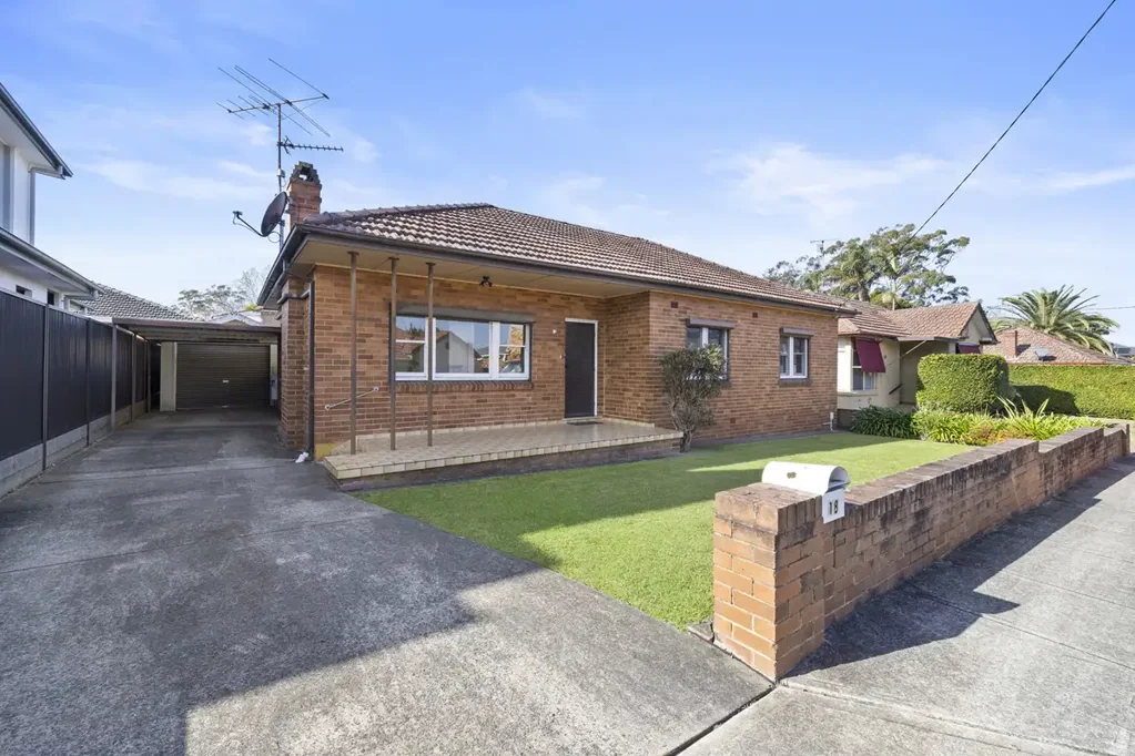Burwood Heights 3房  Full Brick Family Home with Endless Potential on a Level Block