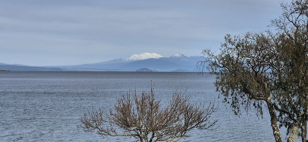 Taupo 3房  Lakeside Sophistication with Garden Elegance