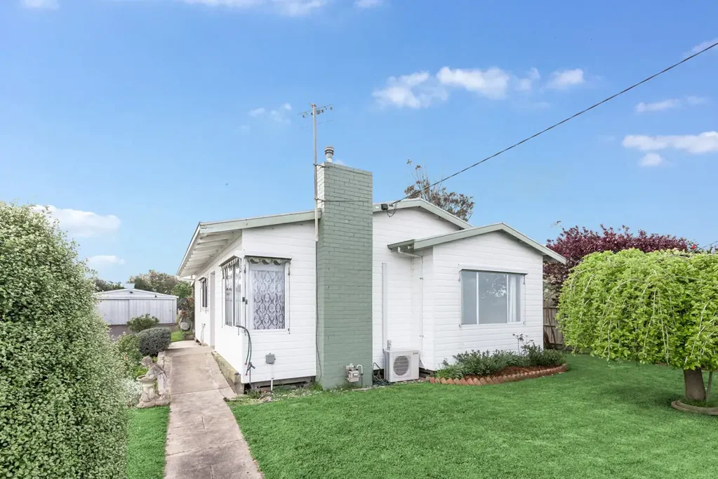 Koroit 2ਬੈੱਡਰੂਮ Cottage Charm with Character and Space in Central Koroit