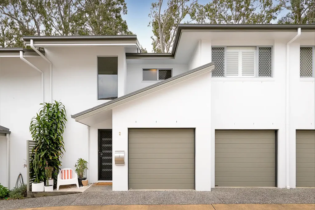 Joyner 3침실 Stylish Townhouse Offering Two Outdoor Living Areas, High Ceilings, Designer Finishes & Absolute Serenity!