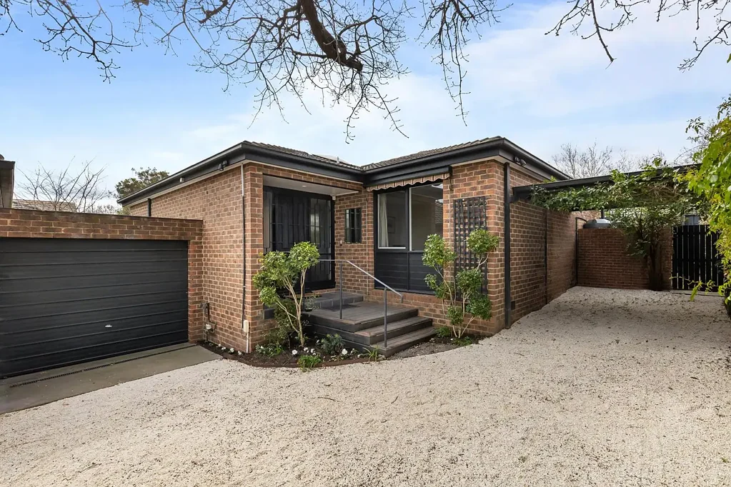 Malvern East 3房 全新翻新室内 宽敞厨房优质电器 无缝室内外衔接 成熟树木木制露台 优越地理位置近电车咖啡馆 Light-filled Malvern living