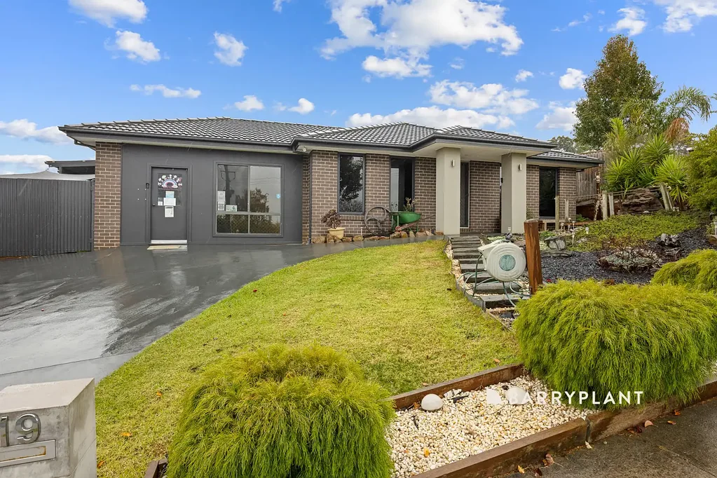Warragul 5房  Exceptional Dual-Living Opportunity with a modern Family Home!
