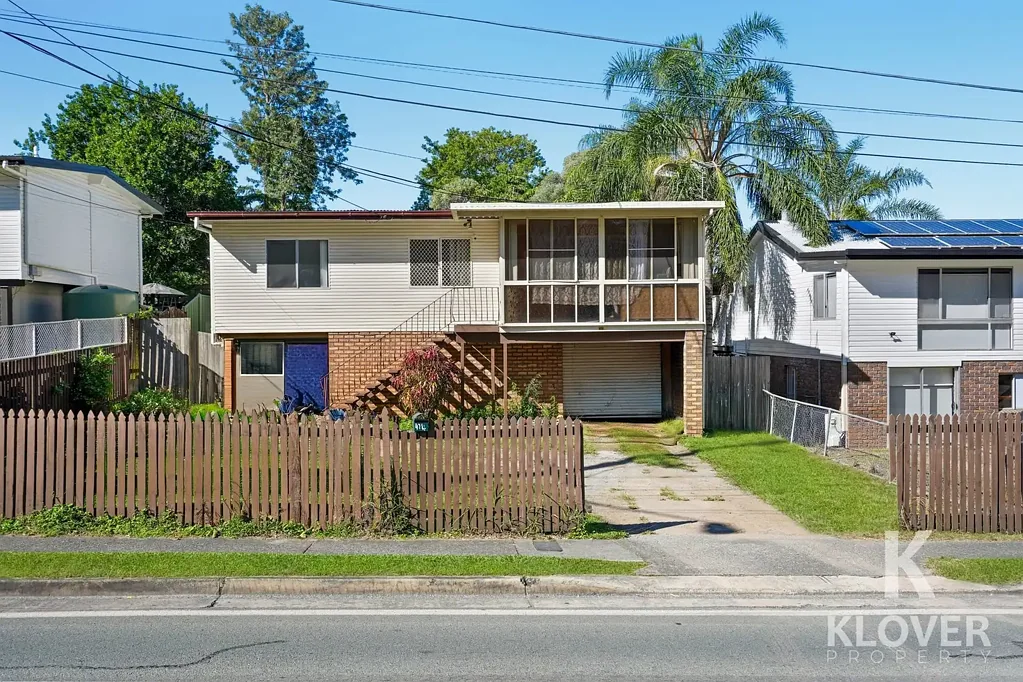Kingston 3房 宽敞733平地块 侧向通道便利 现代厨房设计 宽敞后院空间 多功能底层区域 Generous Family Living with Endless Potential