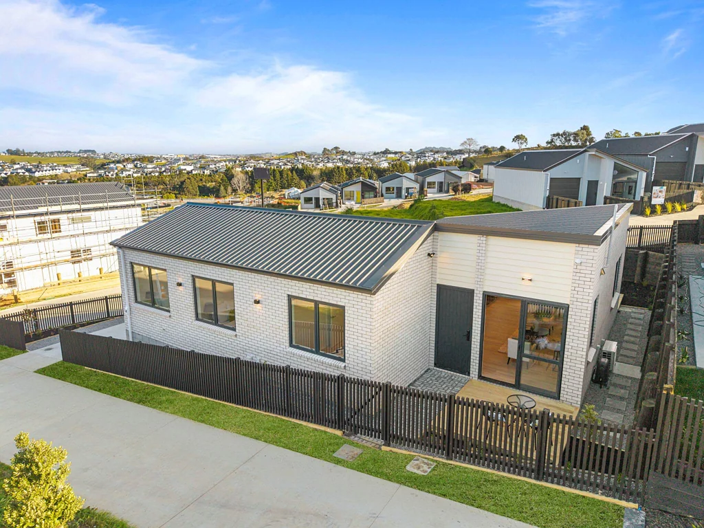 Orewa 4 Bedroom The Corner Everyone Wants