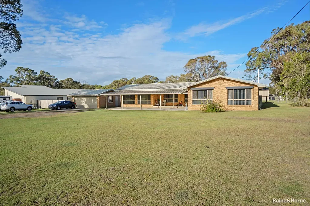 Urangan 5 Bedroom Large Family Home, Peaceful Urangan Setting