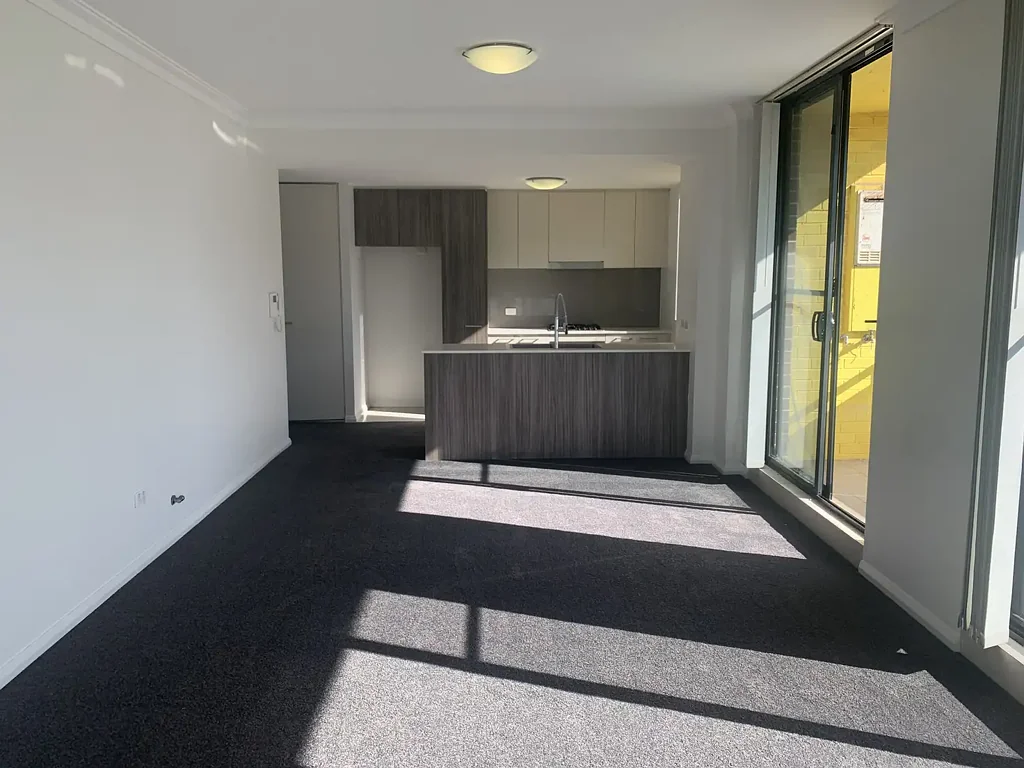 Spacious Luxury Living with High Ceilings & Triple Balconies !!!New renavated Large  2BED Apartment! Only 270M walk to Merrylands Station !!