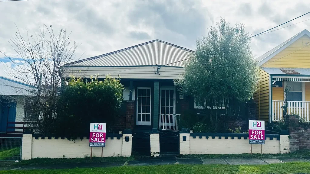 Lithgow 4બેડરૂમ Two Double‑Brick Semis on One Title With DA Approval to Strata — Secure Dual Income in Central Lithgow