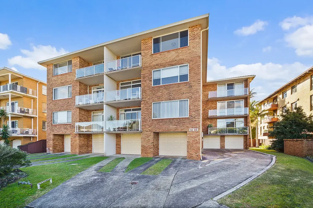 Sunny Apartment Offering Lifestyle and Convenience