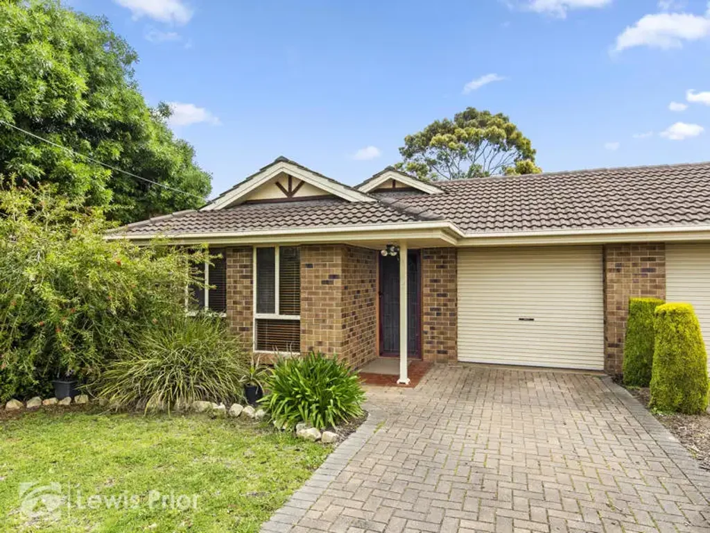 Location Location - Neat & Tidy Courtyard Home