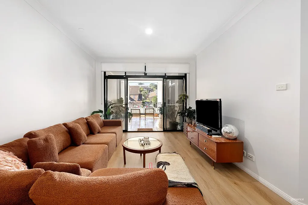 Cooks Hill 2 Slaapkamer Beautifully Renovated Woolstore Conversion Offers Space, Light & Timeless Elegance