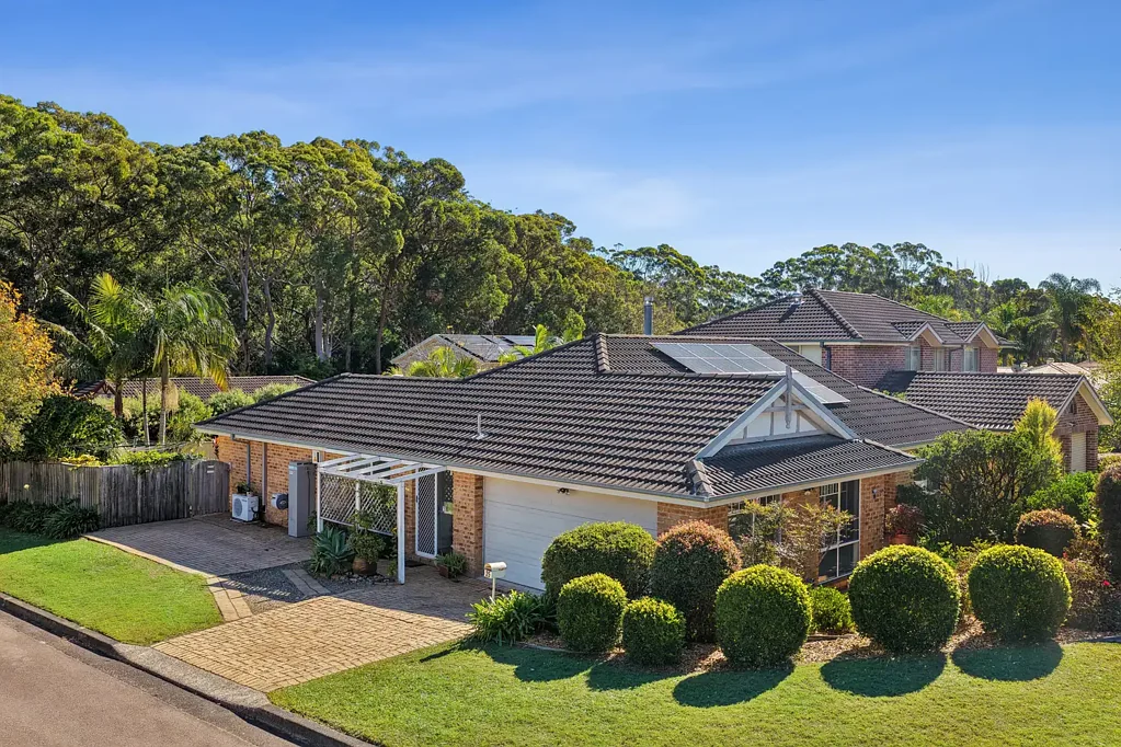 Tumbi Umbi 4 Slaapkamer Single level brick home with pool and open interiors
