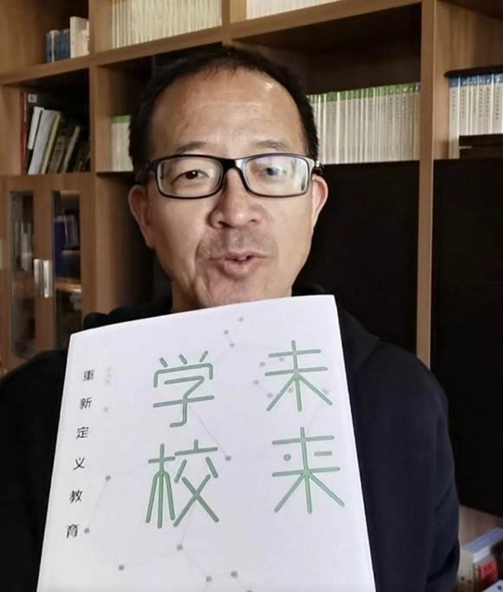 在快手、抖音直播谈未来教育，新东方“洪哥”还开始带货了？