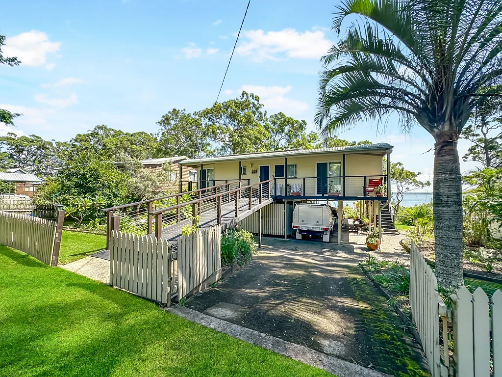 Macleay Island 3कमरा Waterfront Living on Macleay Island – An Exceptional Opportunity