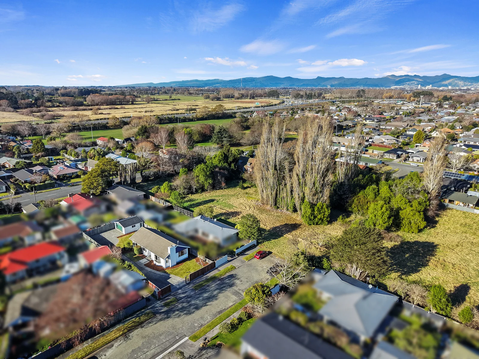 Redwood 3房  Private, Sun-Filled & Move-In Ready