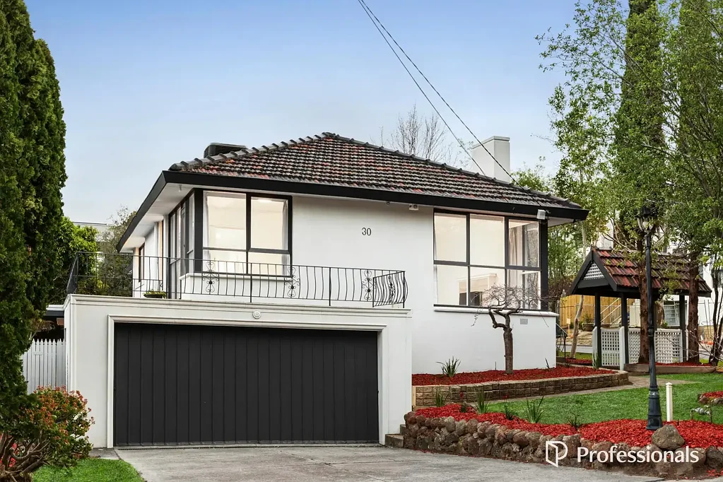 Doncaster 4房 654sqm转角地块 DD08分区 高地全景视野 多个采光生活区 石材台面厨房 宽敞卧室景观花园 双车库近学校商圈 Prime Corner Opportunity with Elevated Views & Endless Potential