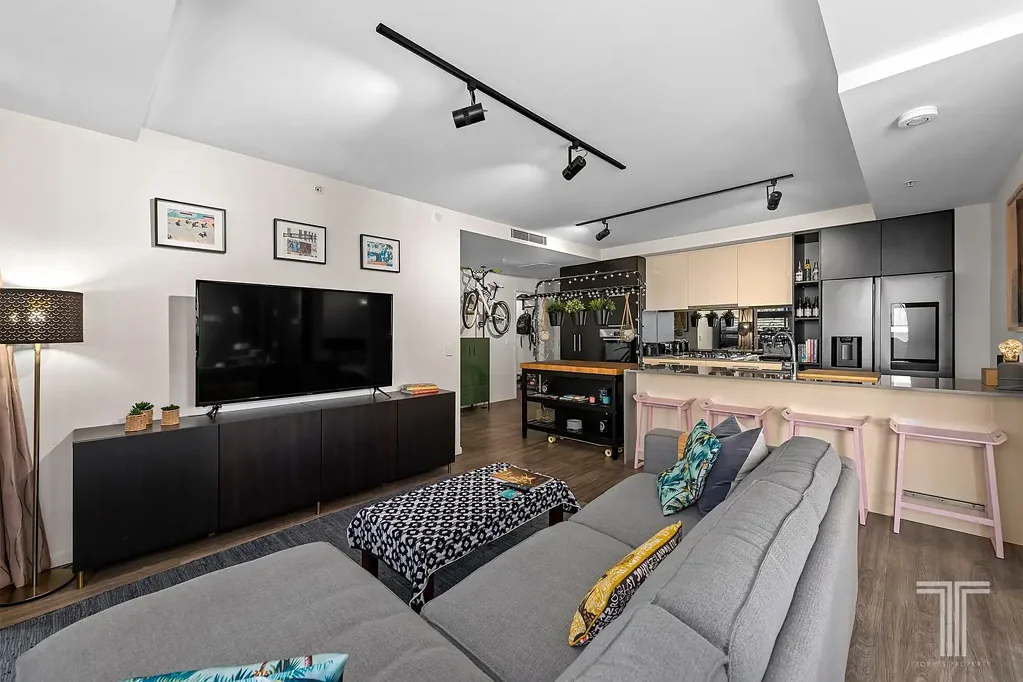 South Brisbane 2房 时尚现代公寓 2卧1卫 开放式设计 落地窗采光 私人阳台 现代厨房不锈钢电器 综合设施游泳池健身房 安全车位 邻近West Village精品购物 Stylish Urban Living in South Brisbane