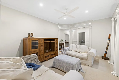 लिविंग रूम - 5 FONDULAC DR, HIGHFIELDS QLD 4352