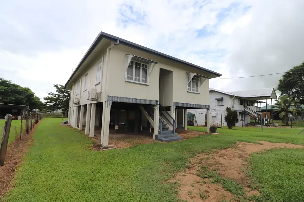 TIDY UNIT IN TOWN WITHIN WALKING DISTANCE TO CBD
