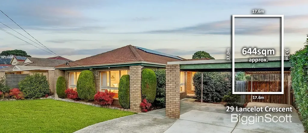 Glen Waverley 4房 首次上市43年 4卧2卫私享花园 现代厨房石材台面 主卧套间步入衣帽间 石油供暖制冷 太阳能高速网络 优质学区抢手地段 ENVIABLE INDOOR/OUTDOOR BRILLIANCE IN A TRANQUIL GLEN WAVERLEY POCKET!