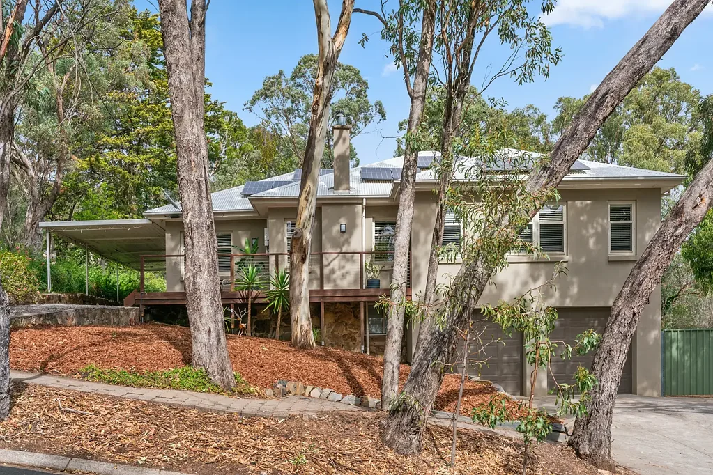 Blackwood 4部屋 An elevated hills classic with space to stretch and views to match…