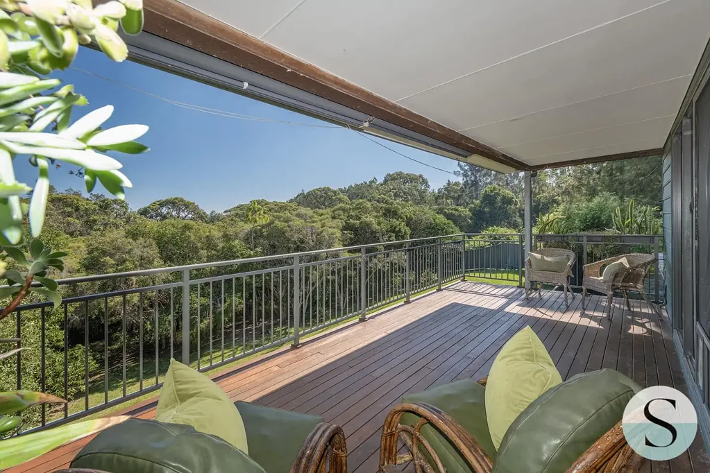 Belmont North 5房  It’s like stepping into a magazine, an editorial piece brought to life. Reserve Outlooks, One Level Main Living, Studio Potential, Room For The Toys!