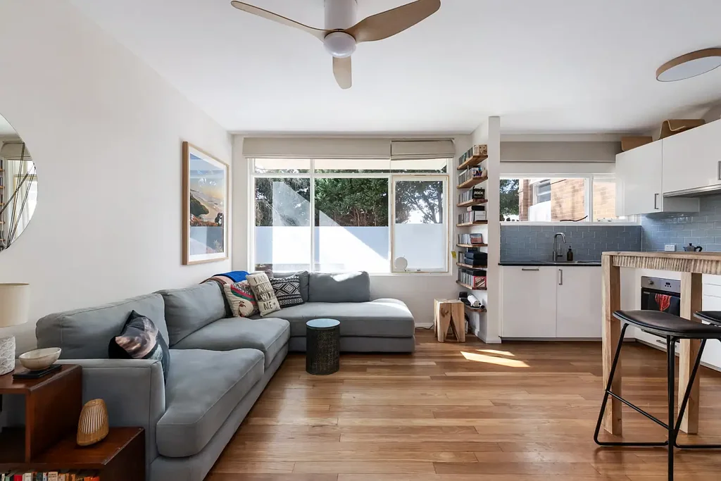 Dulwich Hill 2房 精品楼块宁静  两居室装修精美  开放式生活空间  抛光木地板  时尚现代厨房  绿意盎然视野  指定停车位  便捷Dulwich Hill生活 Light, Space and Lifestyle in a Leafy Enclave