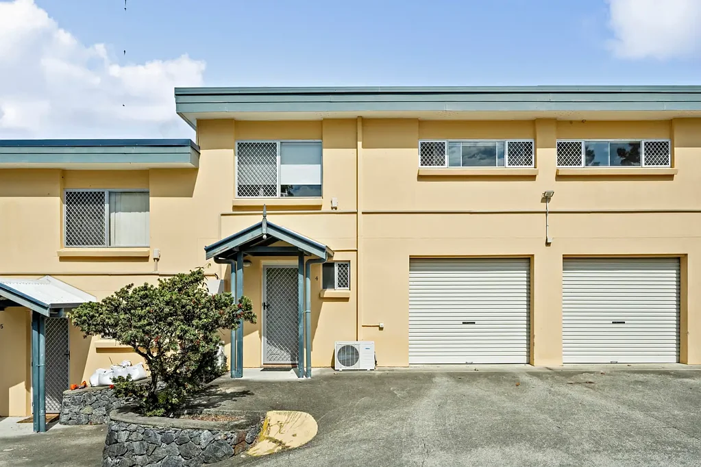Strathpine 2房 宽敞起居空间 现代厨房设计 两卧两卫配置 私人庭院休闲 安全单车位 garage 低维护生活 中心地段便利 Modern Townhouse Living in the Heart of Strathpine