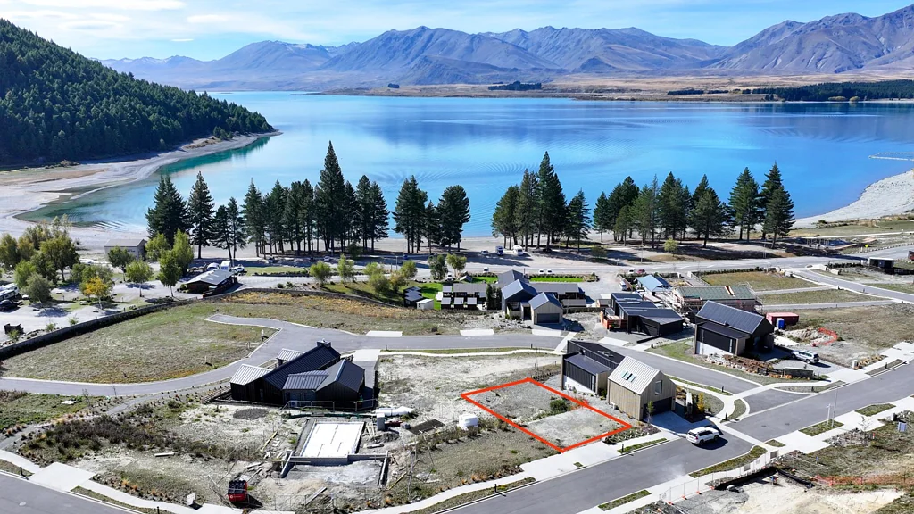 Lake Tekapo Section in Pure Splendour: Station Bay Lake Tekapo