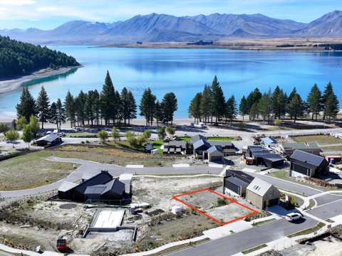 Lake Tekapo  Section in Pure Splendour: Station Bay Lake Tekapo
